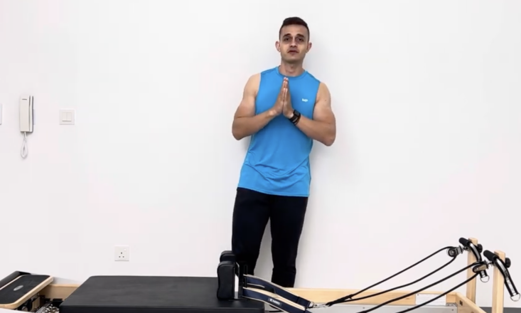 36. KNEE & ANKLE STRETCH COMBINED WITH UPPER BODY STRENGTH
